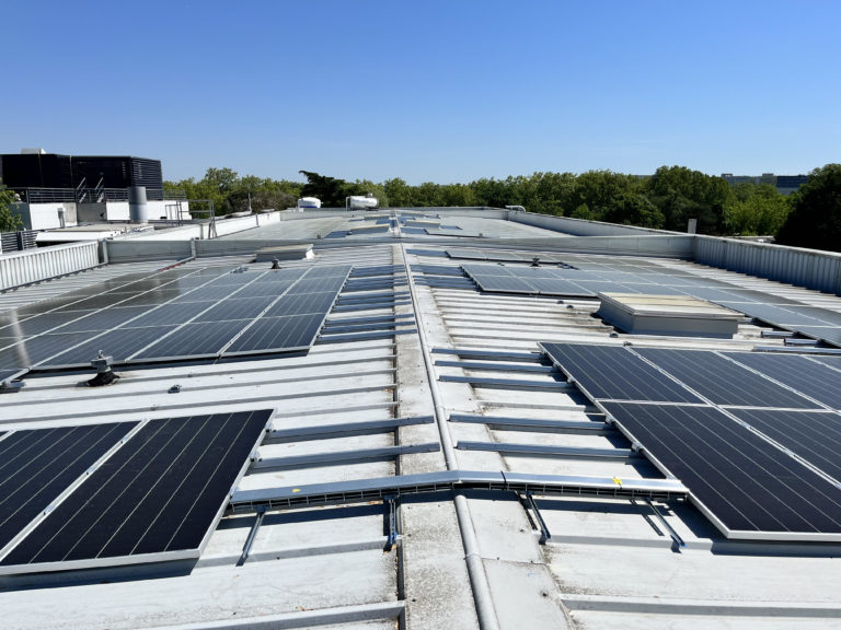 Image de panneau photovoltaïque en toiture